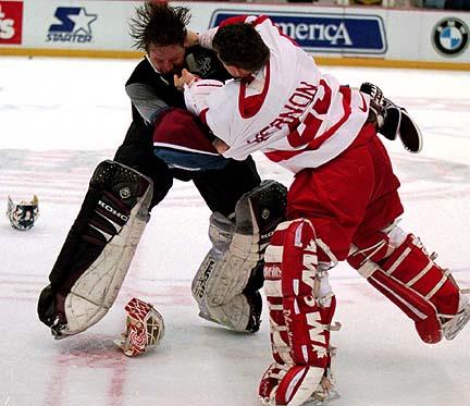 Patrick Roy uměl rozdávat i rány..v souboji s Mikem Vernonem