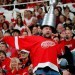 Fanoušek Detroitu balancuje se Stanley Cupem